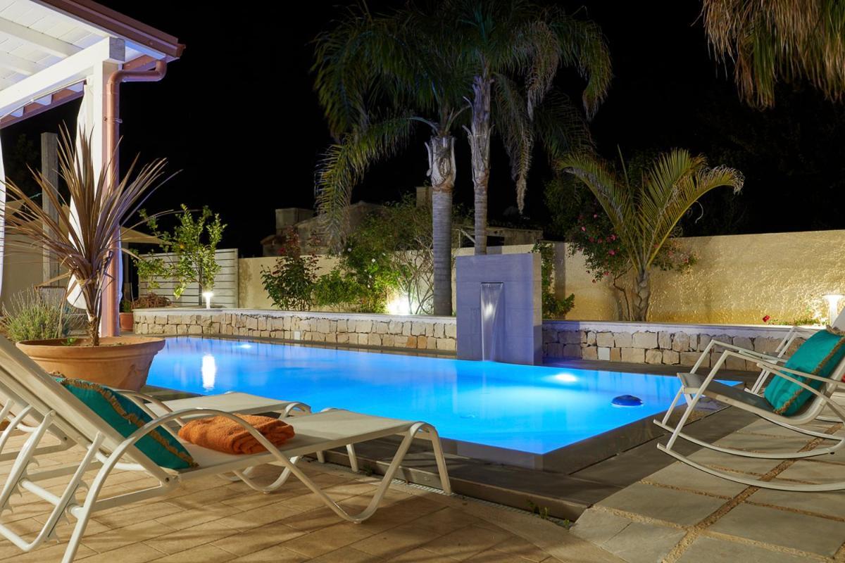 Villa Zamia Con Piscina サンタ・マリア・デル・フォカッロ エクステリア 写真
